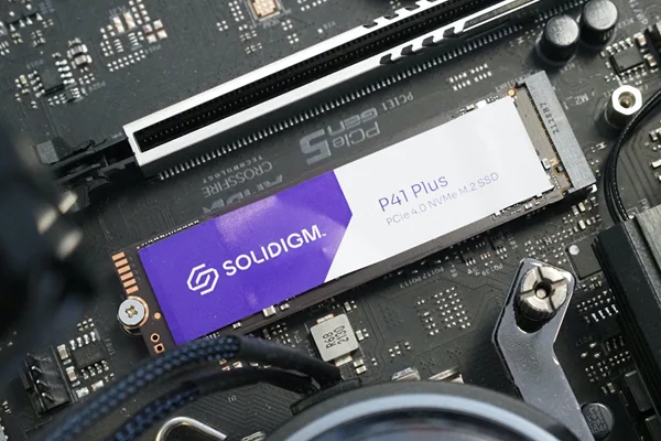 بررسی حافظه  SSD Solidigm P41 Plus : زاده شده در رنگ بنفش